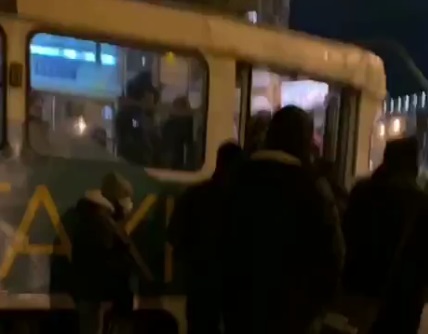 На Салтовке пассажир выпал из трамвая (видео)