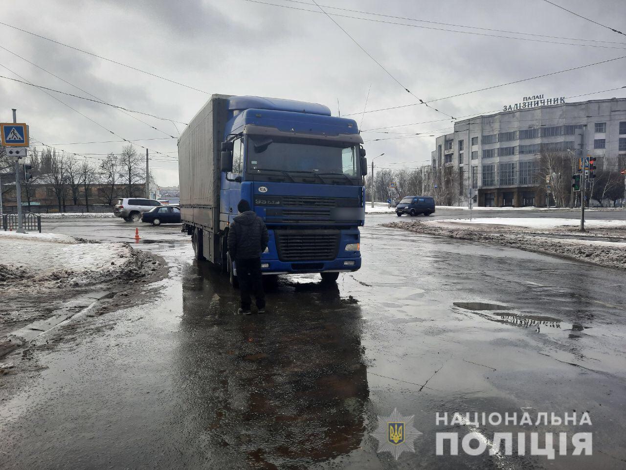 В Харькове фура переехала человека: полиция ищет свидетелей