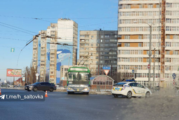 На Алексеевке остановились трамваи и троллейбусы (фото)