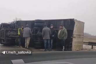 Возле Валок на трассе перевернулась фура (видео)