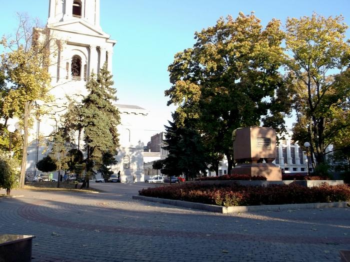 Харьковчане жалуются на машины, которые ездят через сквер в центре