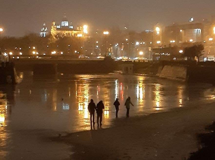 Харьковчане вышли на тонкий лед набережной (фото)