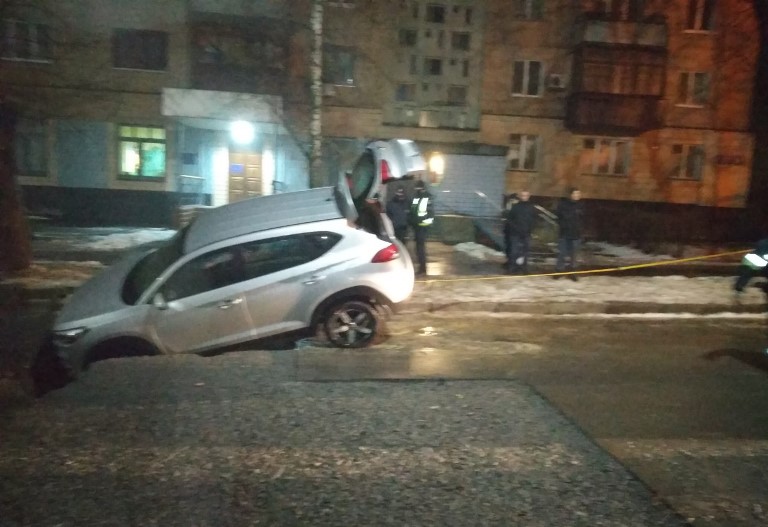 В центре Харькова в яме застрял Hyundai