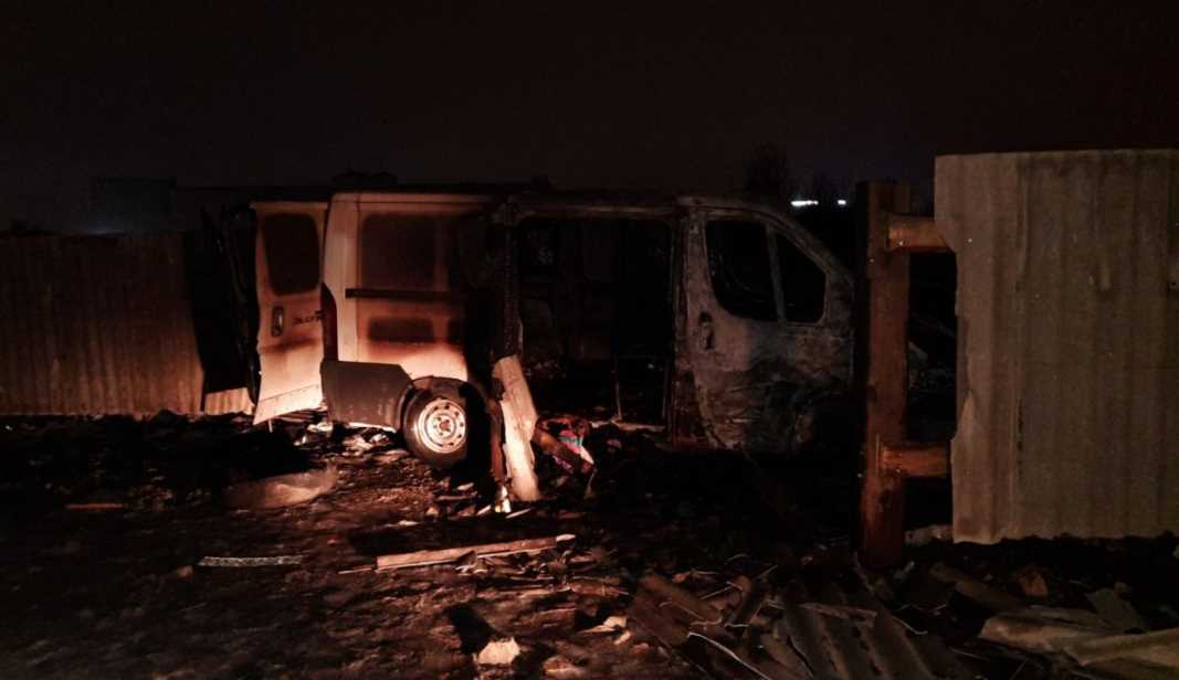 В новогоднюю ночь в Харькове сгорел микроавтобус