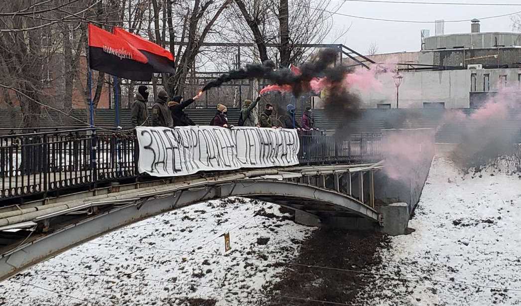 Харьковский "Правый сектор" отметил день рождения Степана Бандеры банером на мосту 