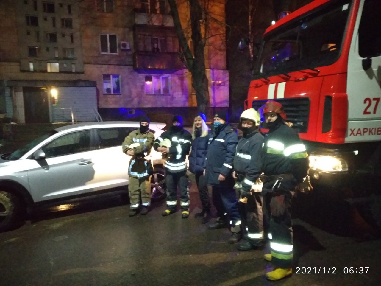 В Харькове спасатели вытащили машину из-под земли (фото)