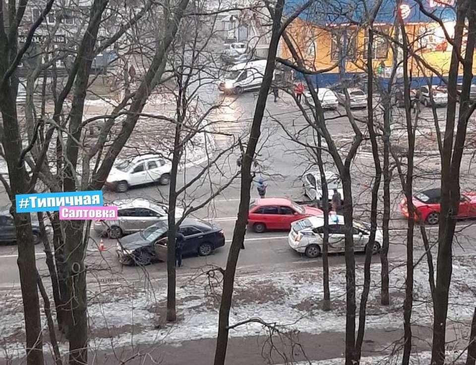 На Салтовке – авария, машины разбросало по дороге