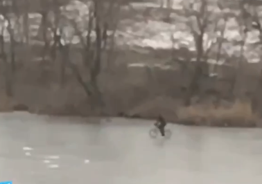 На Журавлевке велосипедист катался по тонкому льду (видео)