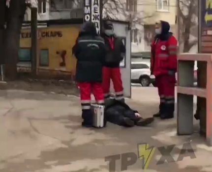 На Холодной горе посреди улицы умер мужчина (видео)