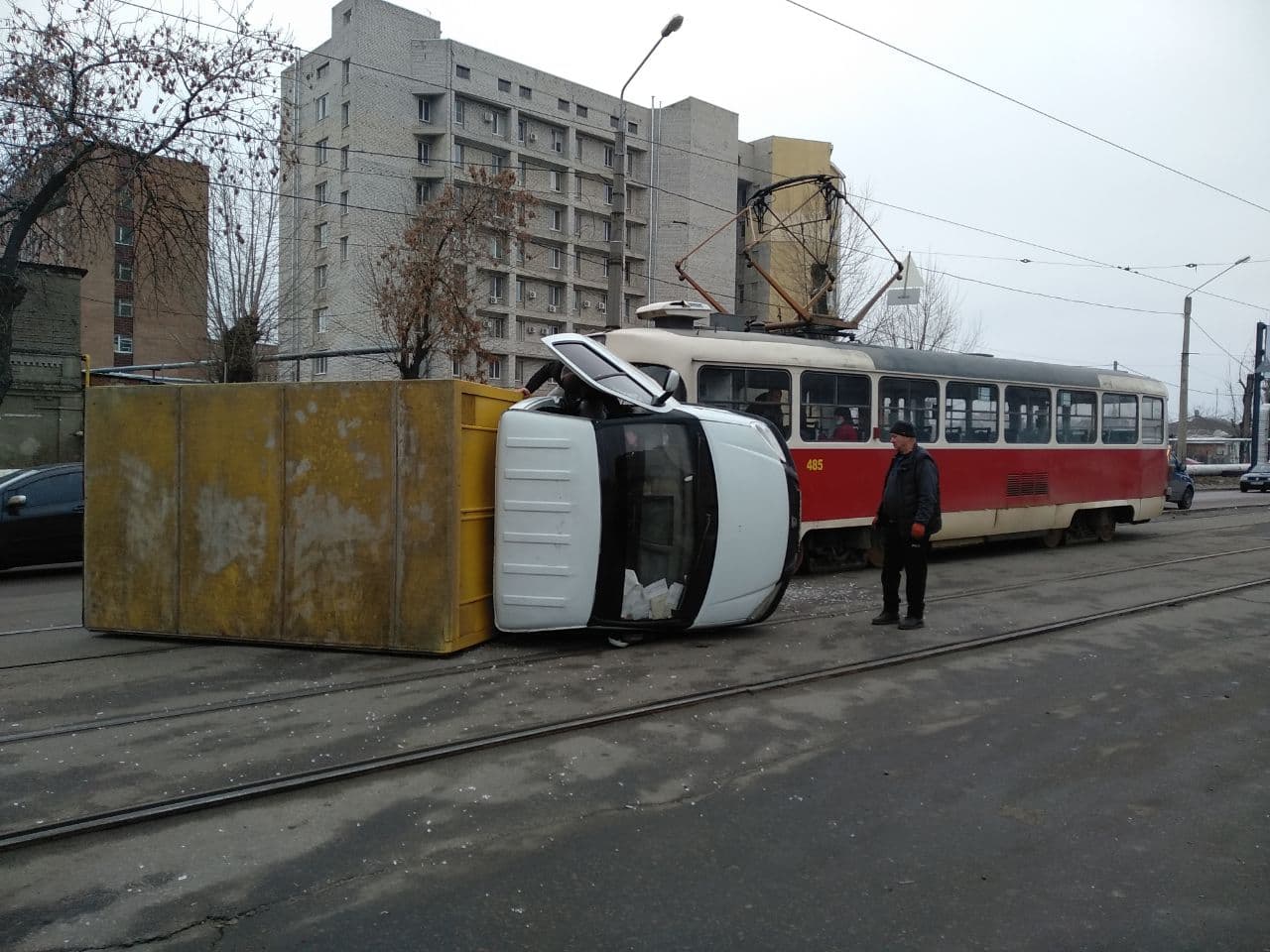 В Харькове грузовик перевернулся и заблокировал движение трамваев