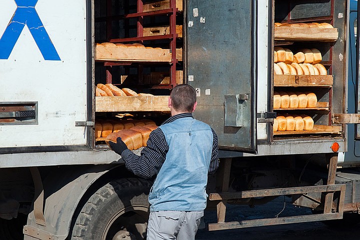 На Салтовке по дороге рассыпался хлеб (видео)