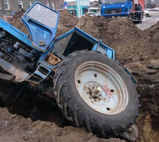 Трактор коммунальщиков провалился в яму (фото)
