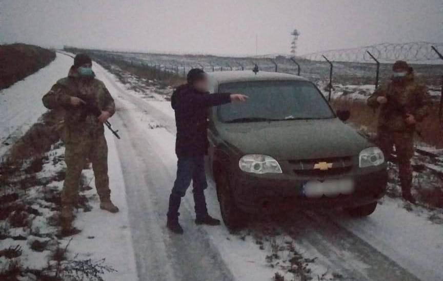 Под Дергачами россиянин пытался спрятаться от пограничников в снегу