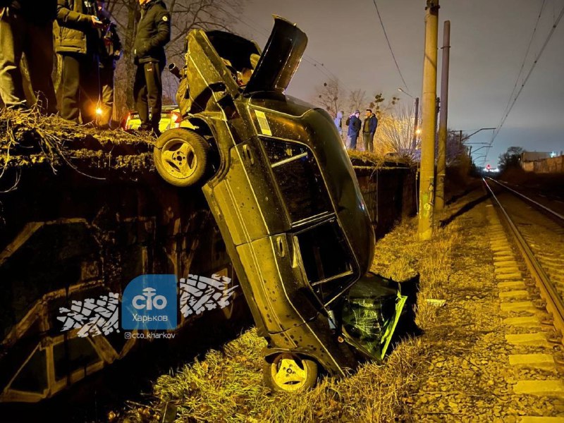В Харькове машина слетела с дороги на рельсы (фото)