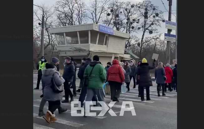 Под Харьковом протестующие против повышения тарифов перекрыли трассу (видео)