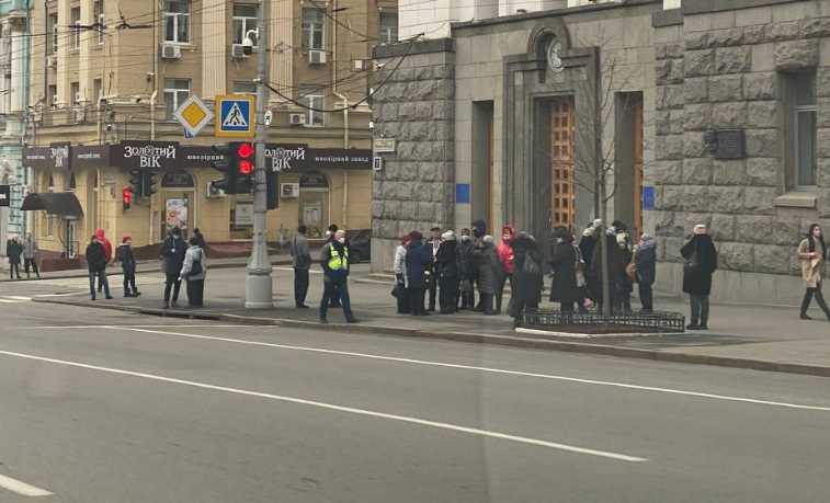 Возле горсовета немногочисленный пикет против повышения тарифов (видео)