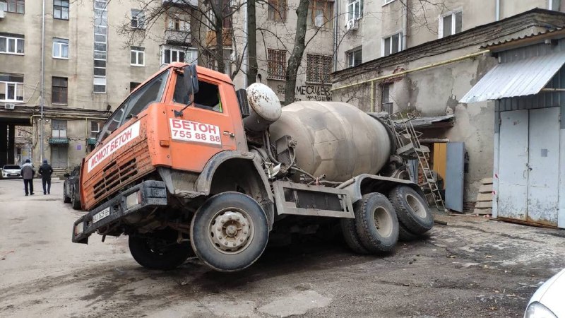 На Пушкинской грузовик с бетоном провалился в яму