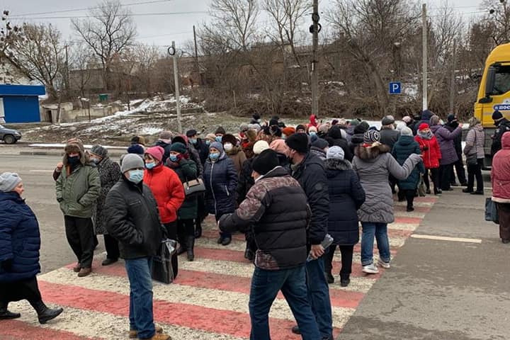 В Изюме протестующие перекрыли трассу