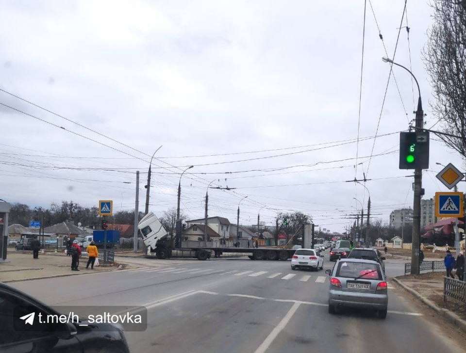 В Харькове посреди дороги развалилась фура (фото)