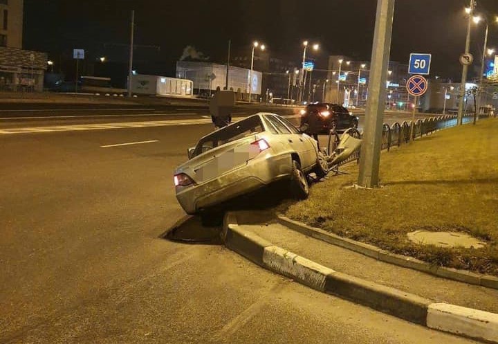 Снесенный забор на Клочковской: что стало причиной ДТП