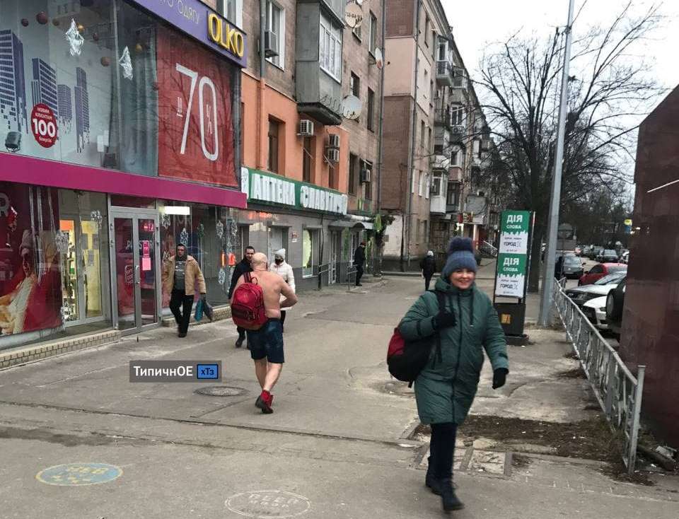 На Павловом Поле по улице ходил полуголый мужчина (фото)