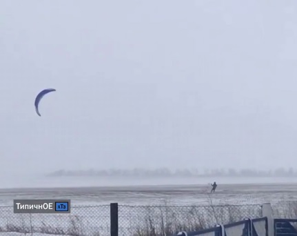 Под Харьковом мужчина прокатился по полю на воздушном змее (видео)