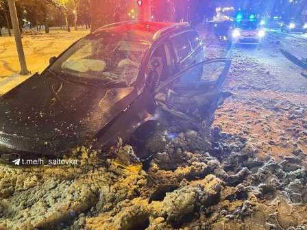 В Харькове водитель разбил машину об островок безопасности