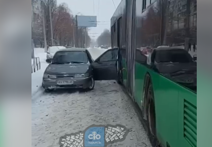 На Салтовке троллейбус попал в аварию (видео)