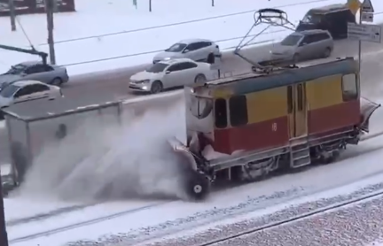 В Харькове трамвай поднял снежную волну (видео)