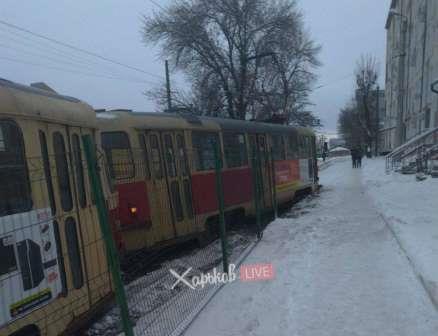 В Харькове трамвай выехал на тротуар (фото)