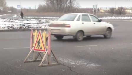 В Первомайском на крупном перекрестке провалился асфальт