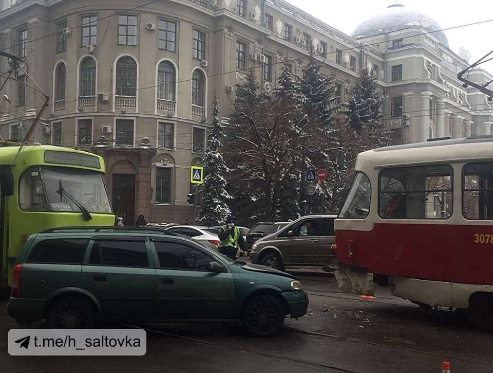 Возле Южного вокзала – авария, остановились трамваи (фото)