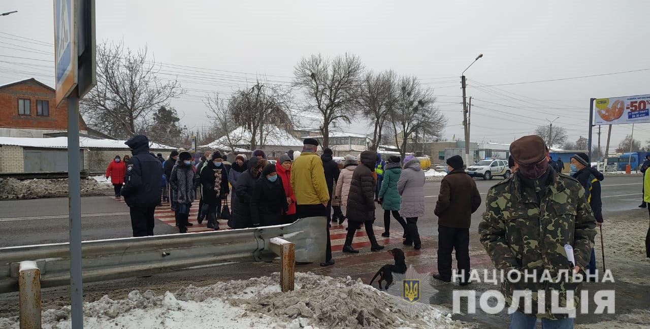 Несколько сотен человек перекрыли дороги и вышли на митинги (фото)