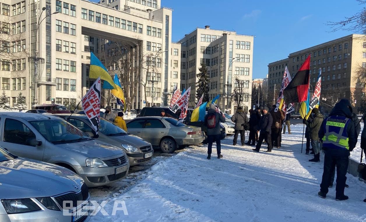 На площади - скопление машин и флагов (фото, видео)
