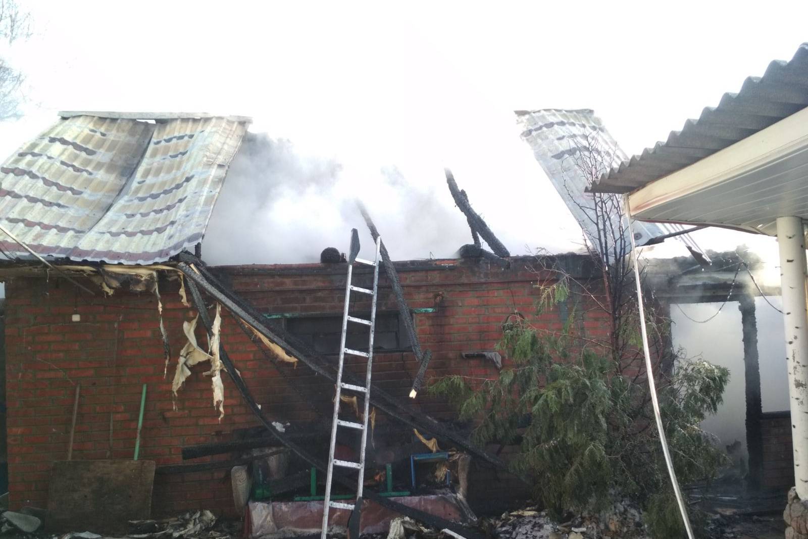 В Чугуеве полыхал гараж: огонь едва не перебросился на жилой дом