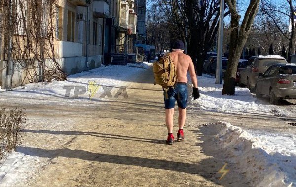 В Харькове по сильному морозу прогуливался полуголый мужчина