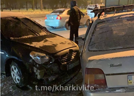 Авария на Алексеевке: машину занесло, и она врезалась в припаркованное авто (фото, видео)