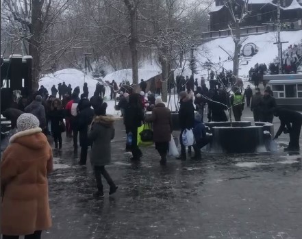 В Харькове выстроились огромные очереди за водой (фото, видео)