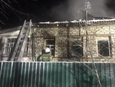 Среди ночи в Купянске сгорел жилой дом (фото)