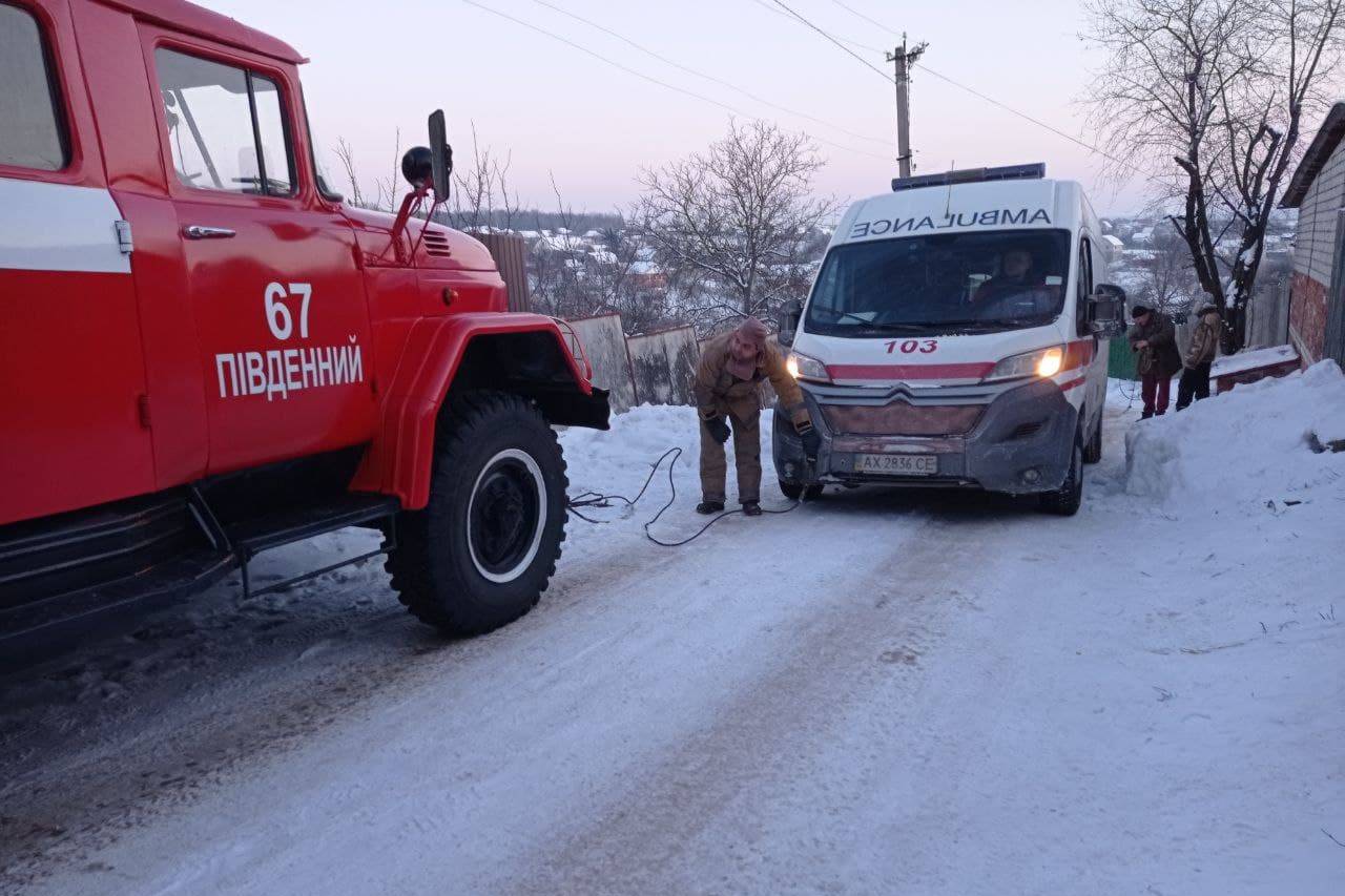 Под Харьковом "скорая" с пациентом застряла на горке