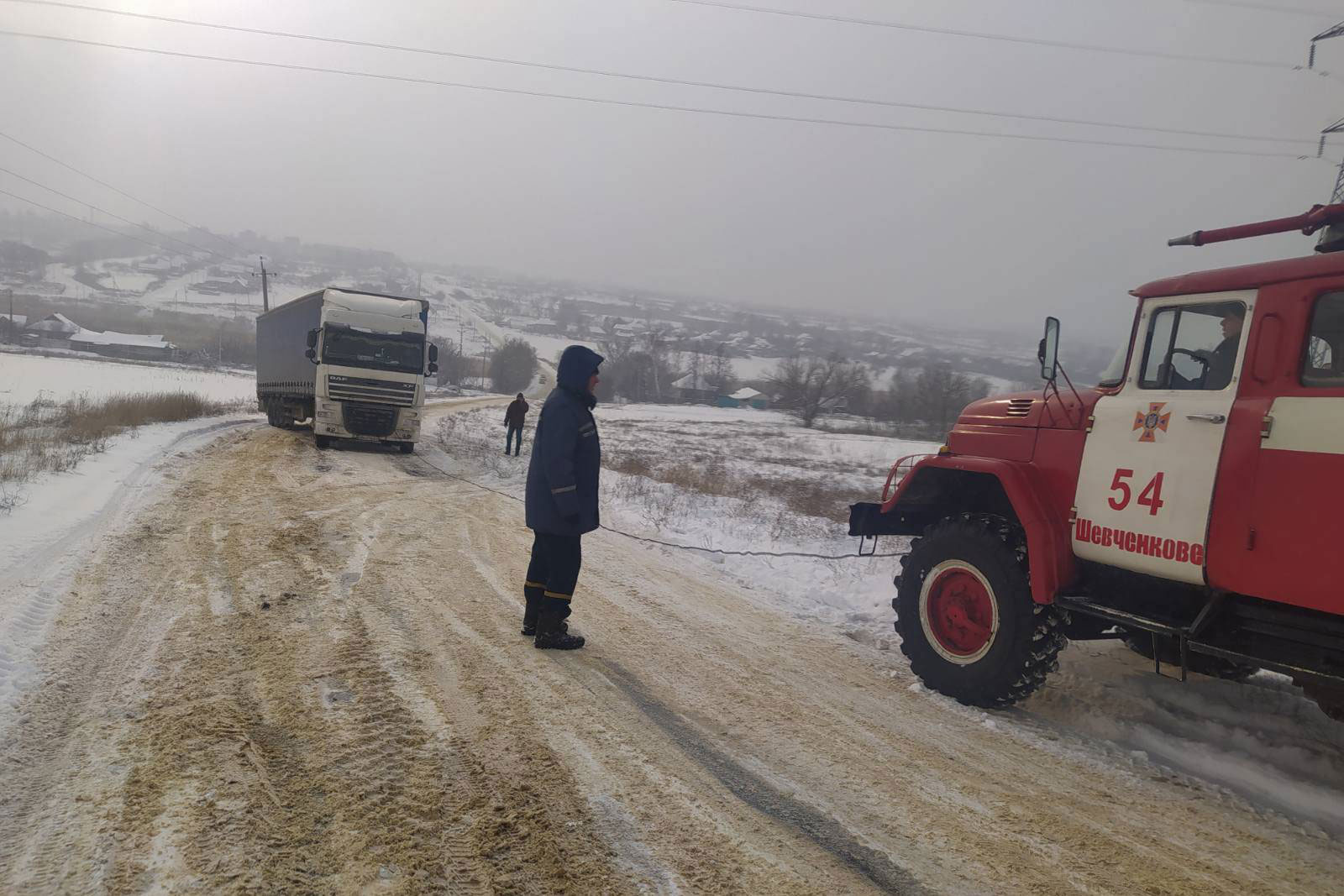 Две фуры застряли в сугробах (фото)