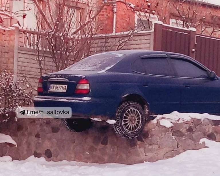 В Харькове машина повисла на заборе (фото)