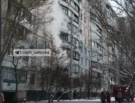 На Салтовке – пожар, горит квартира в высотке (видео)