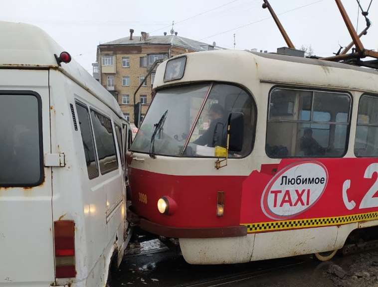 Авария в Харькове заблокировала движение трамваев (фото)