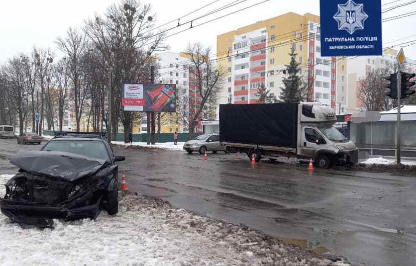 Возле метро "ХТЗ" авария, машины вылетели с дороги