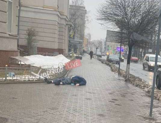 Посреди улицы в центре Харькова умер мужчина (видео)