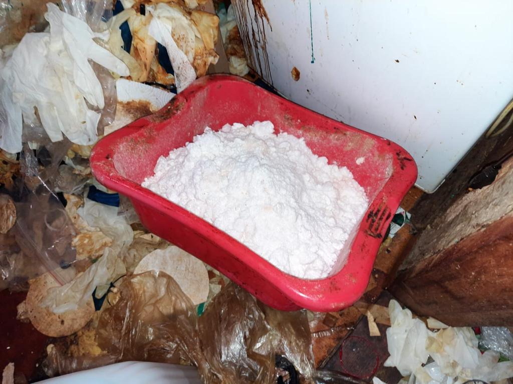 В доме под Харьковом нашли таз наркотиков на сотни тысяч (фото)
