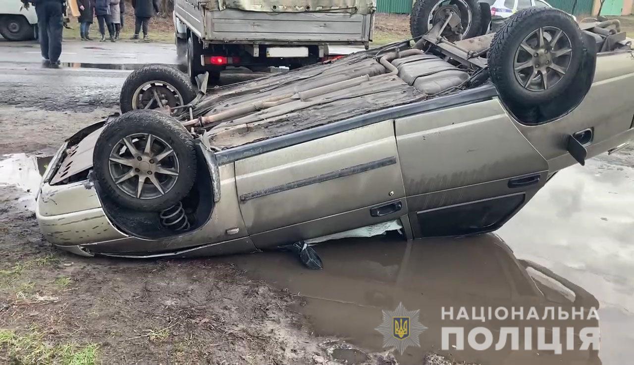 Силач перевернул машину