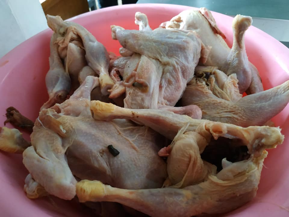 Синяя курятина и гнилая картошка: в Купянске - скандал из-за питания школьников