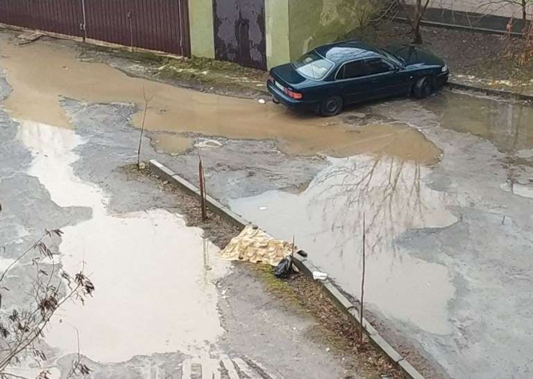 Посреди улицы на Павловом Поле нашли мертвую женщину (фото)